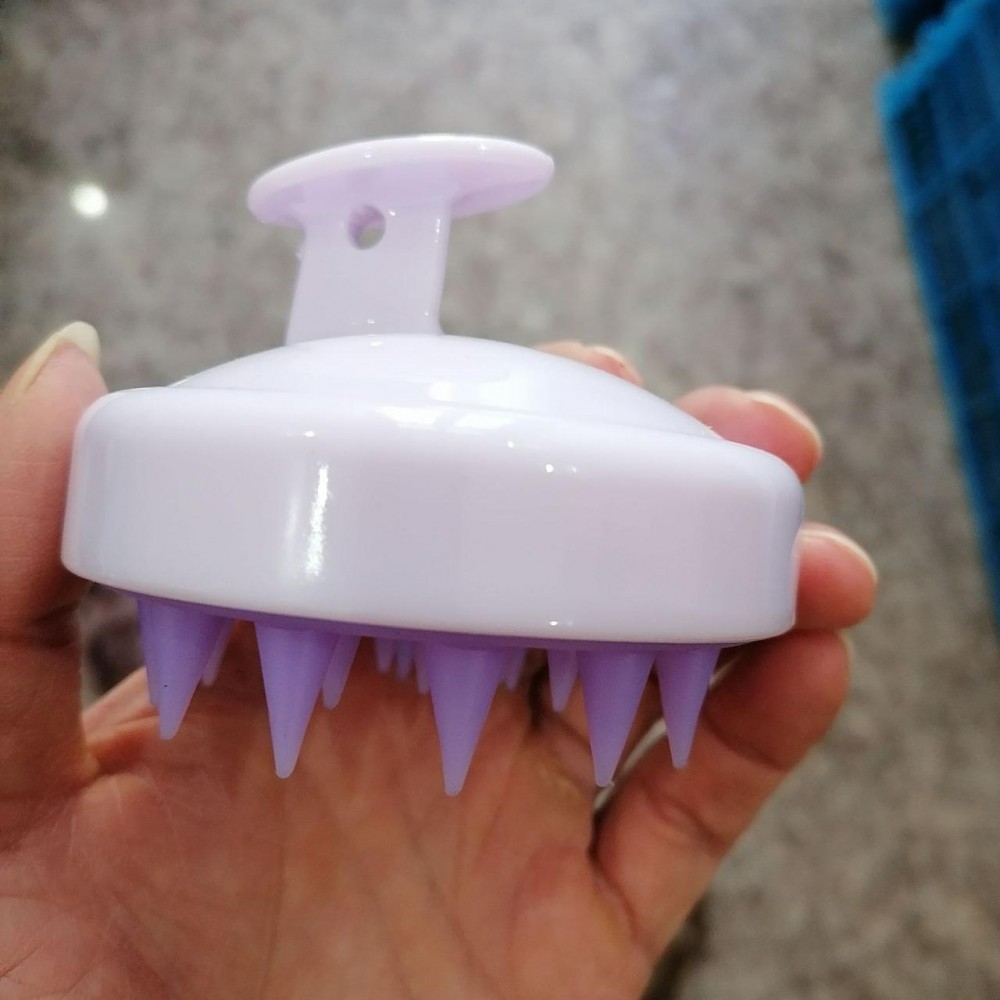 Силіконова щітка-масажер для миття голови 8 см - white-purple
