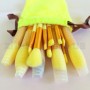 Набір пензликів для нанесення макіяжу - 13 штук - в сумочці - yellow